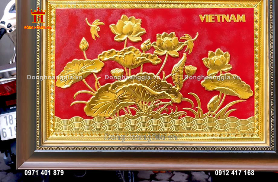 Từng hoạ tiết hoa sen, lá sen được nghệ nhân khắc hoạ sinh động và chân thực nhất